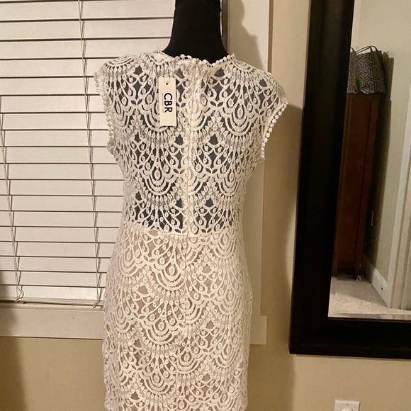 White lace detail dress with cut out - Picture 5 of 8